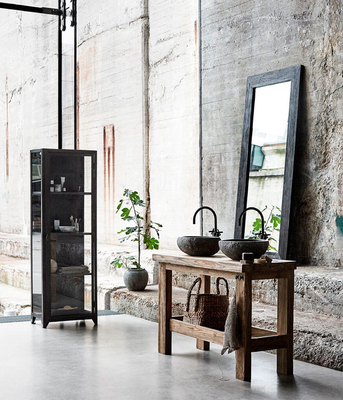 Muubs New York Glass Cabinet in Black Iron with 1 Door