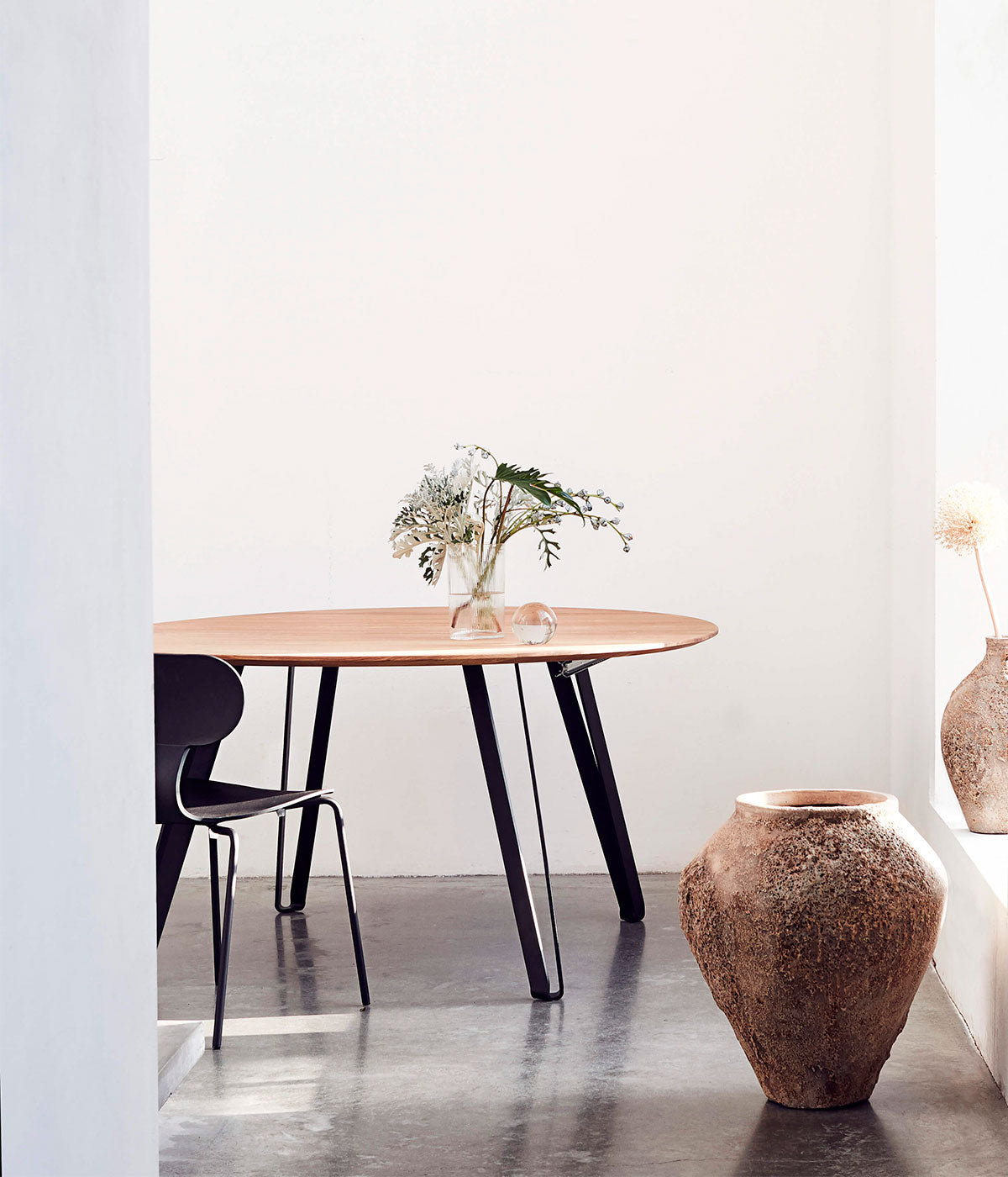 Muubs Round Dining Table in Natural Oil Oak with Black Coated Metal Legs